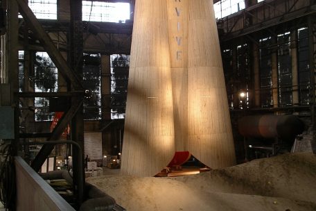 Hoch hinaus: 2007 wurde die Halle mit Installationen gefüllt, die deren gigantische Dimensionen aufgriffen