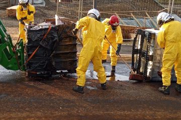 Ulflingen / Unbekannte stellen 18 Container mit Ölabfall ab – Große Mengen Öl laufen beinahe in Kanal