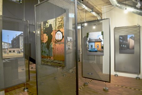 Im Keller der Infofabrik hat Fotograf Christof Weber einige der Bilder aus dem Buch ausgestellt