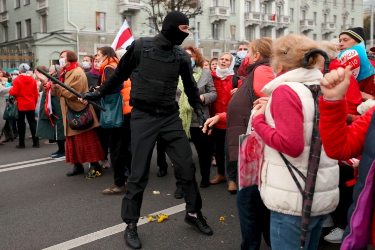 Proteste / Mit Knüppeln gegen Gehstöcke: In Belarus demonstrieren jetzt auch die Rentner
