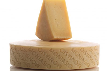 Der Montasio-Käse reift zwischen 60 Tagen und 15 Monaten und wird aus gekochter Kuhmilch hergestellt