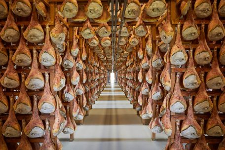 Den San-Daniele-Schinken erkennt man an seiner „Gitarrenform“ samt Schweinefuß und Oberschenkel