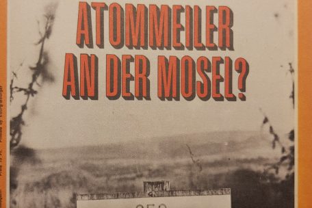Am 13. Januar 1973 tauchte das Vorhaben, ein AKW in Remerschen zu bauen, erstmals in den Luxemburger Medien auf. Als Titelgeschichte der Revue.