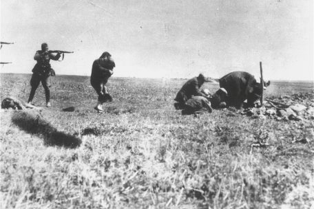 Einsatzgruppen ermorden Jüdin mit Kind auf einem Feld in Ivanhorod, Ukraine, wahrscheinlich 1942. Vier Männer scheinen ein Grab zu schaufeln. Fotograf unbekannt. 