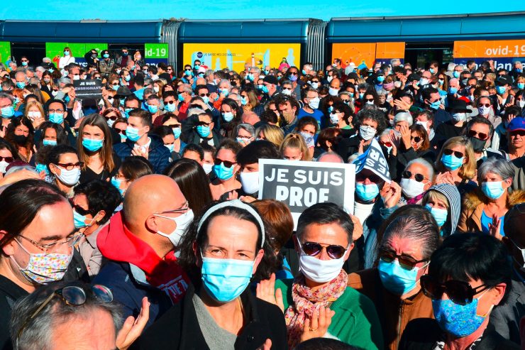 France / La décapitation d’un enseignant en pleine rue suscite l’horreur