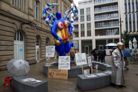 Anfang Oktober demonstrierten 18 Organisationen für den Erhalt der historischen Bausubstanz in Luxemburg. Der Ort war kein Zufall: Die Proteste fanden neben dem historischen Postgebäude in unmittelbarer Nähe zum neuen „Royal-Hamilius“ statt.