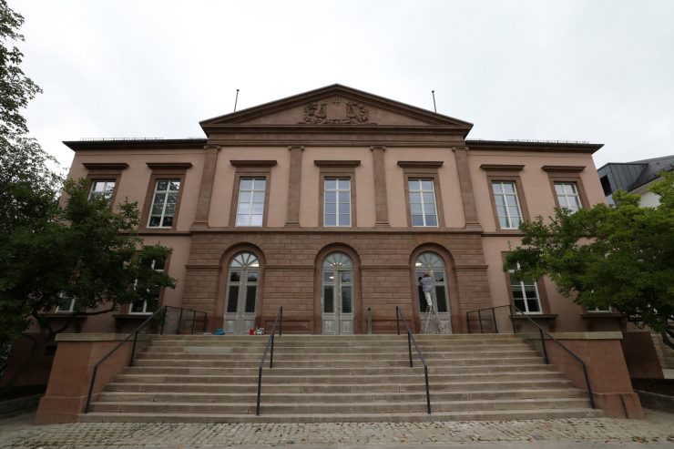 Prozess / Mutter soll ihr sechs Monate altes Kind erwürgt  haben
