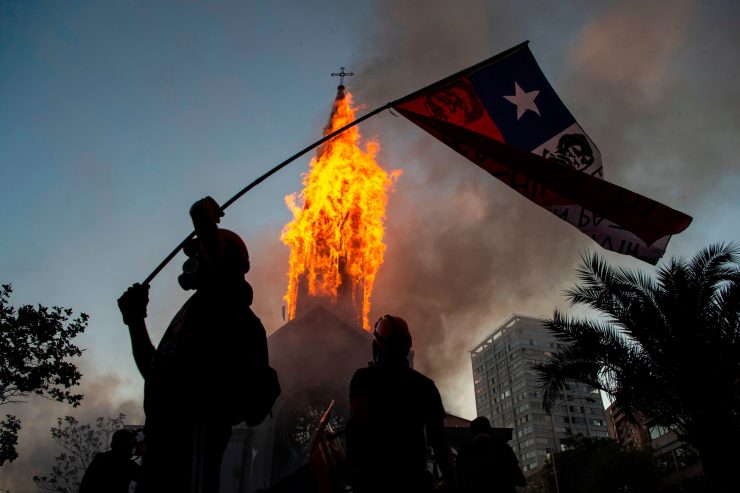 In Chile  / Zehntausende demonstrieren für soziale Gerechtigkeit – zwei Kirchen in Brand gesteckt
