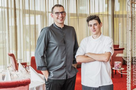 Küchenchef François Jagut und seine neue rechte Hand, Souschef Loïc Martinez, geben ab sofort den Ton in der Küche von „Les Roses“ an