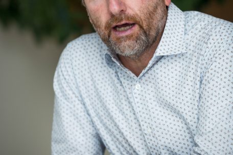 Jean-Paul Jost (60) von der unabhängigen Liste „Schëtter Bierger“ ist seit 2011 Mitglied des Schöffenrats. 2017 übernahm er mit Unterstützung von LSAP und Grünen das Amt des Bürgermeisters der Gemeinde Schüttringen.