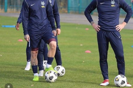 Der ehemalige Niederkorner Aleksandre Karapetian (r.) fädelte den Transfer ein