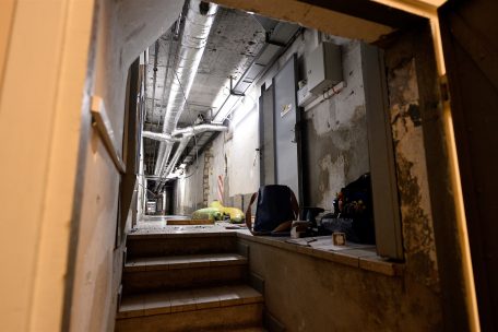 Im Keller arbeiten die Elektriker an neuen Leitungen