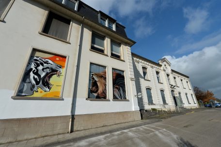 Nicht nur drinnen, auch im Außenbereich des „Bâtiment IV“ arbeiten Künstler an ihren Werken