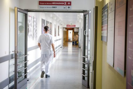 RTL-Hintergrundgespräch / Diskussion über Personalmangel in der Medizin, Besuchsregeln und Patientenversorgung