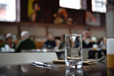 Zwischen Angst und Erleichterung / Wie Restaurant- und Cafébesitzer auf die neuen Restriktionen reagieren