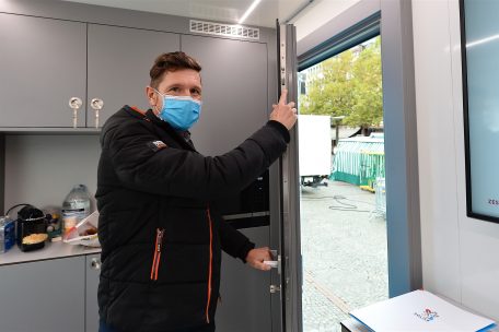 Mit verschiedenen Utensilien können die Beamten den Besuchern verschiedene Präventionsmaßnahmen zeigen. Dabei ist Jérôme Schroeder nicht nur Experte für Sicherheitstüren.