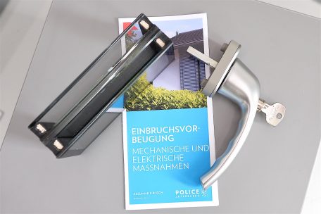 Eine Folie in der Sicherheitsverglasung macht den Einbrechern das Leben schwerer. Gleiches gilt für einen verschließbaren Fenstergriff.  