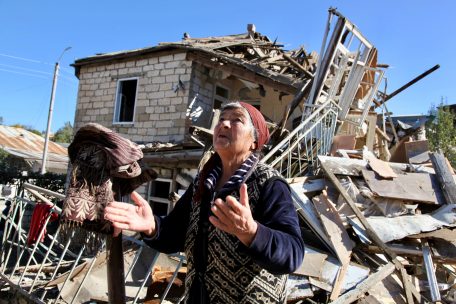 Nach Artilleriebeschuss nur noch Trümmer: Eine Frau vor den Überresten ihres Hauses in Stepanakert