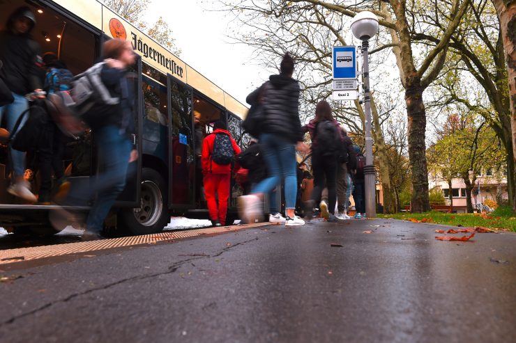 Mehr Fahrten oder größere Busse / Regierung will Schülertransport auf 37 Strecken wegen Pandemie verstärken