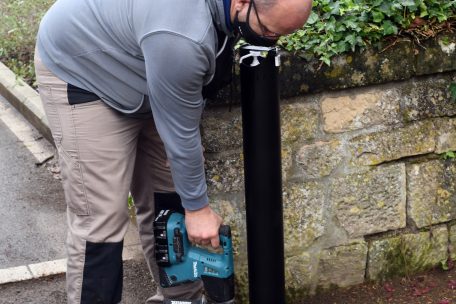  Am Freitagmorgen wurden an den vier Eingängen zum Sankt-Josef-Friedhof Desinfektionsmittelspender angebracht
