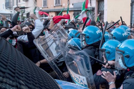 Demonstranten stoßen in Rom bei einem Protest gegen die Corona-Maßnahmen mit Polizisten aneinander