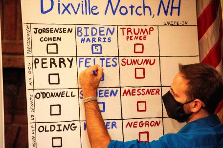 Die Stimmen werden ausgezählt im Hale House im historischen Balsams Resort als Teil der ersten Stimmzettel der US-Präsidentschaftswahlen in Dixville Notch, New Hampshire, am 3. November 2020