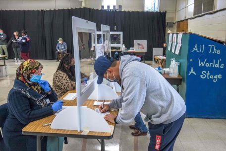 Wähler melden sich an im Wahlraum in der First Ward Elementary School in Charlotte, North Carolina – kurz nach der Eröffnung der Wahllokale am 3. November 2020 