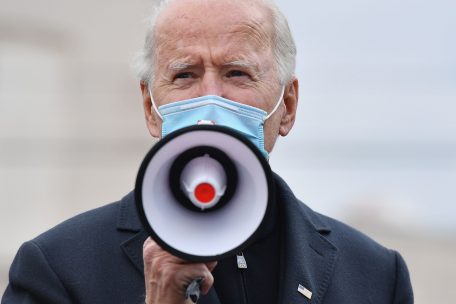 Joe Biden mit Megafon: Gegen die Trump-Propaganda ankommen, ist schwierig