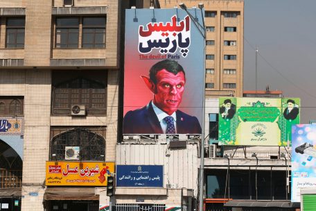 Ein Bild, das am 2. November 2020 aufgenommen wurde, zeigt an der Seite eines Gebäudes in der iranischen Hauptstadt Teheran ein Transparent des französischen Präsidenten mit der persischen Aufschrift „Der Teufel von Paris“. 