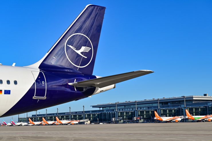 „Willy Brandt“ / Nine Years Later: Flughafen BER geht mit erster Landung auf Südbahn offiziell in Betrieb
