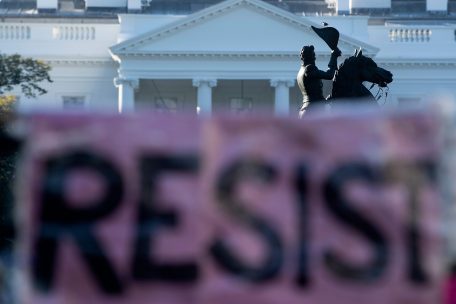 Protestplakat vor dem Weißen Haus: Trump hat die USA polarisiert