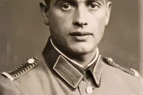 Der Luxemburger Jean Heinen in der Uniform der deutschen Schutzpolizei. Heinen war der einzige Luxemburger, der zugegeben hat, an der „Aktion Erntefest“ beteiligt gewesen zu sein, und sich darüber öffentlich geäußert hat.