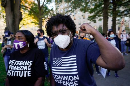 Die auf der Black Lives Matter Plaza versammelten Menschen reagieren auf das Präsidentschaftsrennen, das zu Gunsten von Joe Biden entschieden wird.