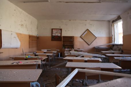 Blick ins Klassenzimmer: Durch Artilleriebeschuss schwer beschädigte Schule in Stepanakert