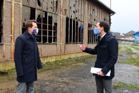 „Fonds du logement“-Direktor Jacques Vandivinit und Bürgemeister Dan Biancalana (LSAP) vor dem „Wagonnage-Vestiaires“-Gebäude