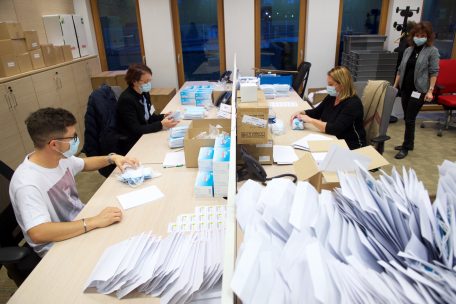 Im zweiten Stock werden die Masken für die positiv getesteten Personen verpackt. Die Mitarbeiter desinfizieren sich regelmäßig die Hände.