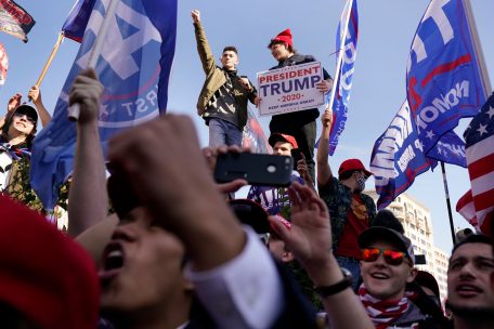 US-Wahlen / Trump-Anhänger demonstrieren in Washington - Präsident winkt aus Auto