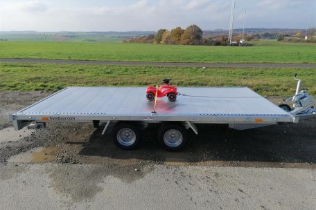 Verkehrskontrolle / Polizei stoppt verdächtigen Fahrzeugtransporter – Überladung nicht „feststellbar“