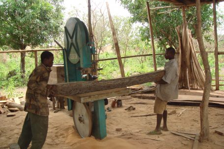 Ein Kredit für den Kauf einer Maschine ermöglicht es vielen Menschen, selbst Geld zu verdienen 