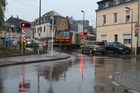 Hier am Bahnübergang 93 in der rue Barbourg soll der neue BHNS seine Trasse verlassen und in Richtung Escher Bahnhof über die normale Straße weiterfahren. Angesichts der Straßenverhältnisse wird das dem Fahrer wohl viel Fingerspitzengefühl abverlangen. 