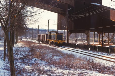 Einer der letzten Güterzüge zwischen Audun-le-Tiche und Esch/Alzette entlang der rue Barbourg im März 1987. Die französische Diesellok der Baureihe 63000 hat keine Probleme mit den zwei Wagen am Haken und wird nachher leer nach Audun-le-Tiche zurückfahren.  