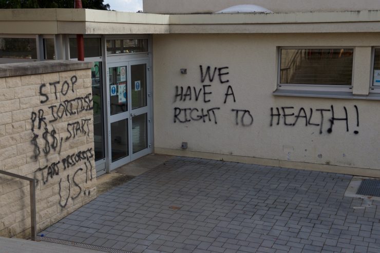 „We have a right to health“ / Graffiti-Protest am Schulgebäude des „Kolléisch“