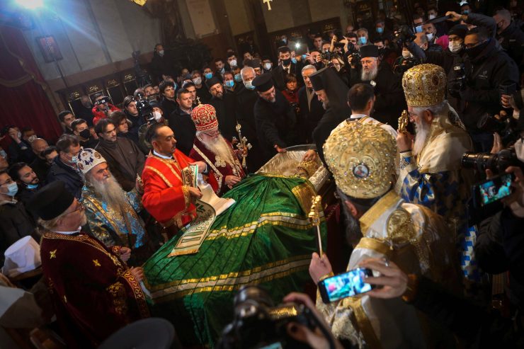 Serbisch-Orthodox / Kirchenpatriarch stirbt an Covid-19 – nach Begräbnis im offenen Sarg eines durch den Virus getöteten Bischofs
