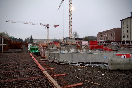 Die Baustelle der „Wobrécken“-Schule. Im Bildhintergrund erkennt man das neue Pflegeheim.