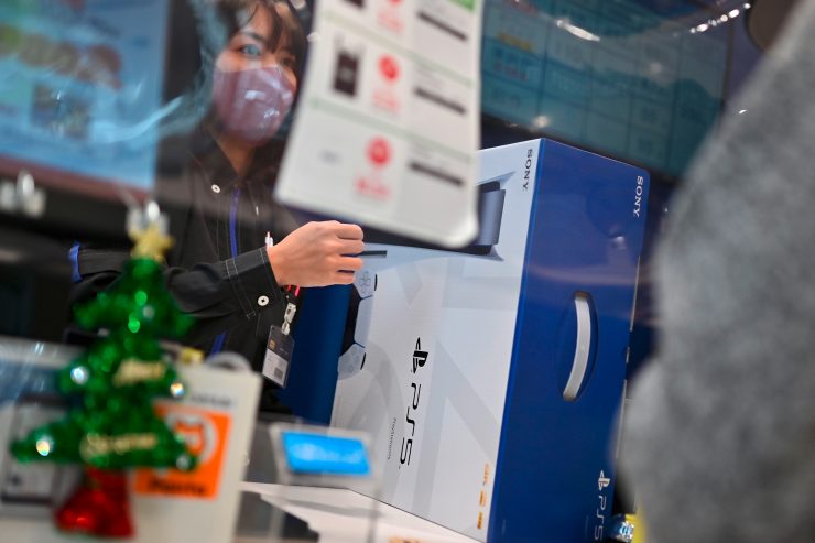 Verkaufsstart von Playstation 5 / Gamer verbringen Nacht vor Supermarkt-Filiale und verstoßen gegen die Sperrstunde