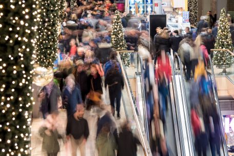 Hamburg: Zahlreiche Menschen gehen durch das weihnachtlich beleuchtete Einkaufszentrum Europapassage