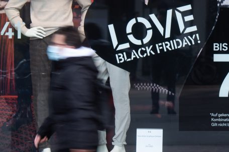 Werbung für den Aktionstag "Black Friday" hängt im Schaufenster des Ladens einer Modekette in der Innenstadt von Hannoverfunk +++