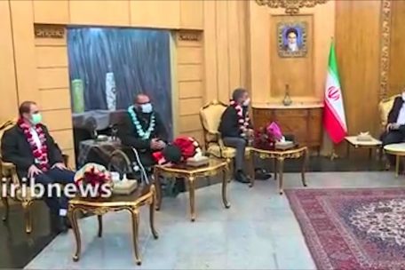 Ein Screenshot vom iranischen Staatsfernsehen zeigt die drei in Thailand freigelassenen Iraner