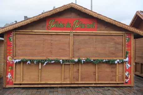 Aufgrund der Covid-19-Pandemie feiert Luxemburg zum ersten Mal einen anders als bisher gewohnten Advent. So wie hier in Esch bleiben die Verkaufsstände der Weihnachtsmärkte in Luxemburg während der vier Adventswochenenden geschlossen.