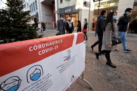 Mit Maske, Abstand und Desinfektion: Der Advents- und Weihnachtseinkauf bleibt in Luxemburg beinahe ohne Einschränkungen, da der Einzelhandel im Teillockdown geöffnet ist.